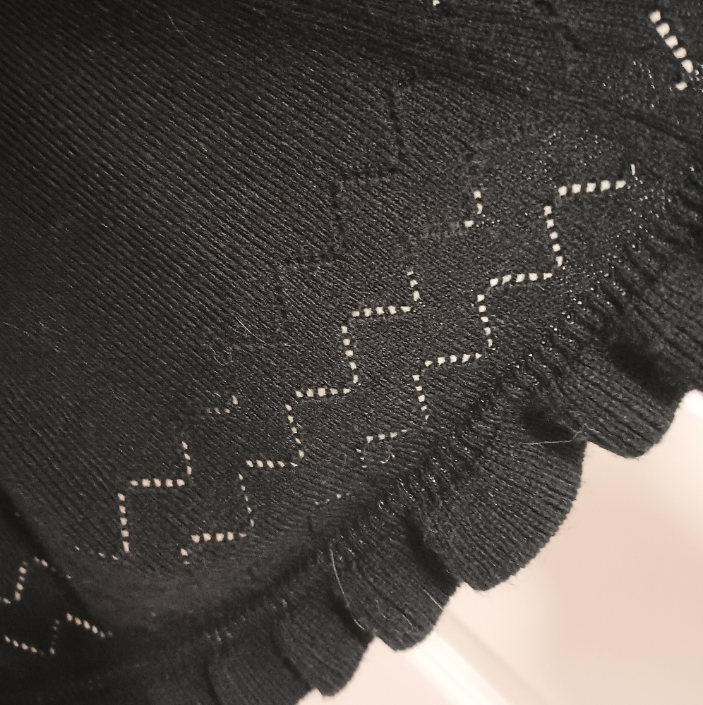 Requirements black poncho - Picture 3 of 4